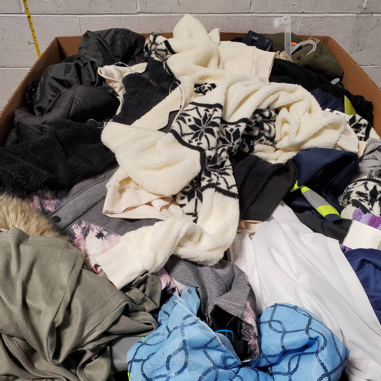 619 Units of Clothing & Accessories - MSRP $9,794 - Returns (Lot # 677637)