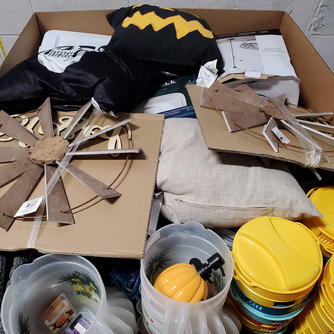 570 units of Home Products - MSRP $4,143 - Returns (Lot # 679813)