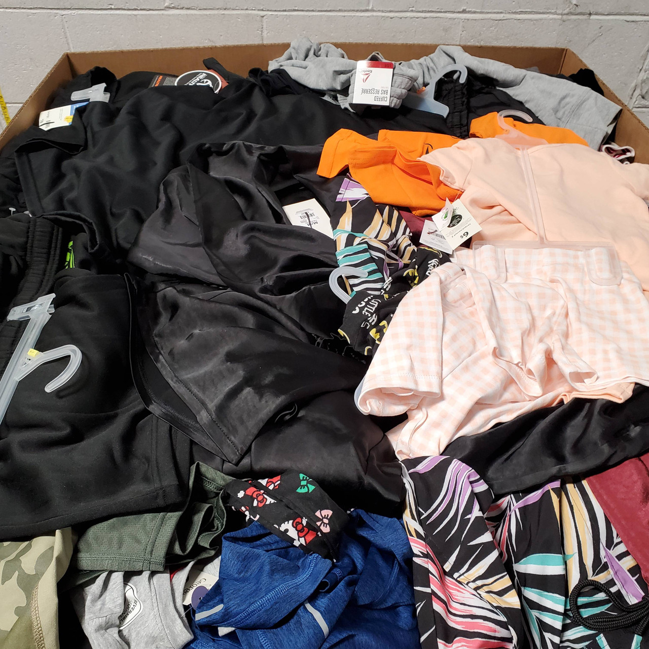 749 units of Clothing & Accessories - MSRP $10,578 - Returns (Lot # 679926)