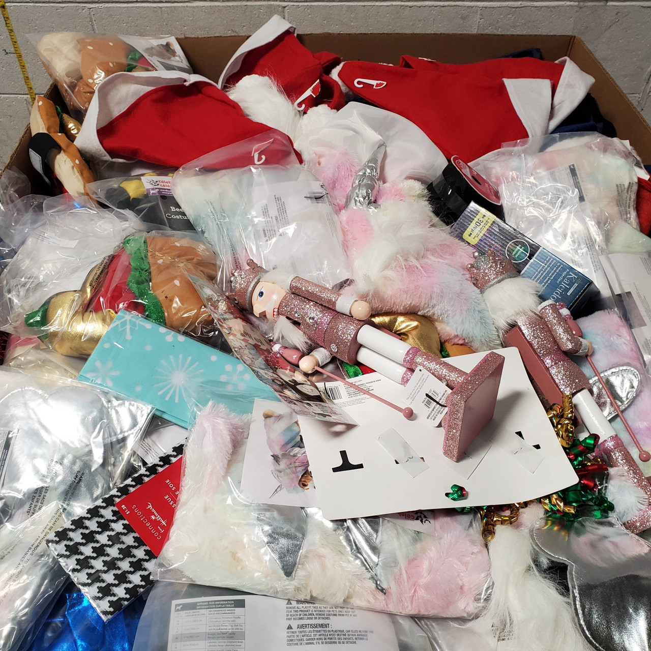 272 units of Christmas & Seasonal - MSRP $3,871 - Returns (Lot # 680028)