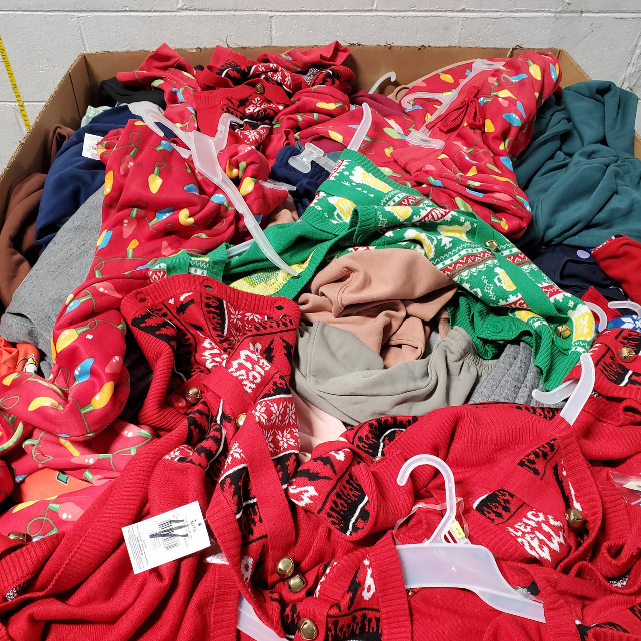 640 units of Clothing & Accessories - MSRP $9,220 - Returns (Lot # 680825)