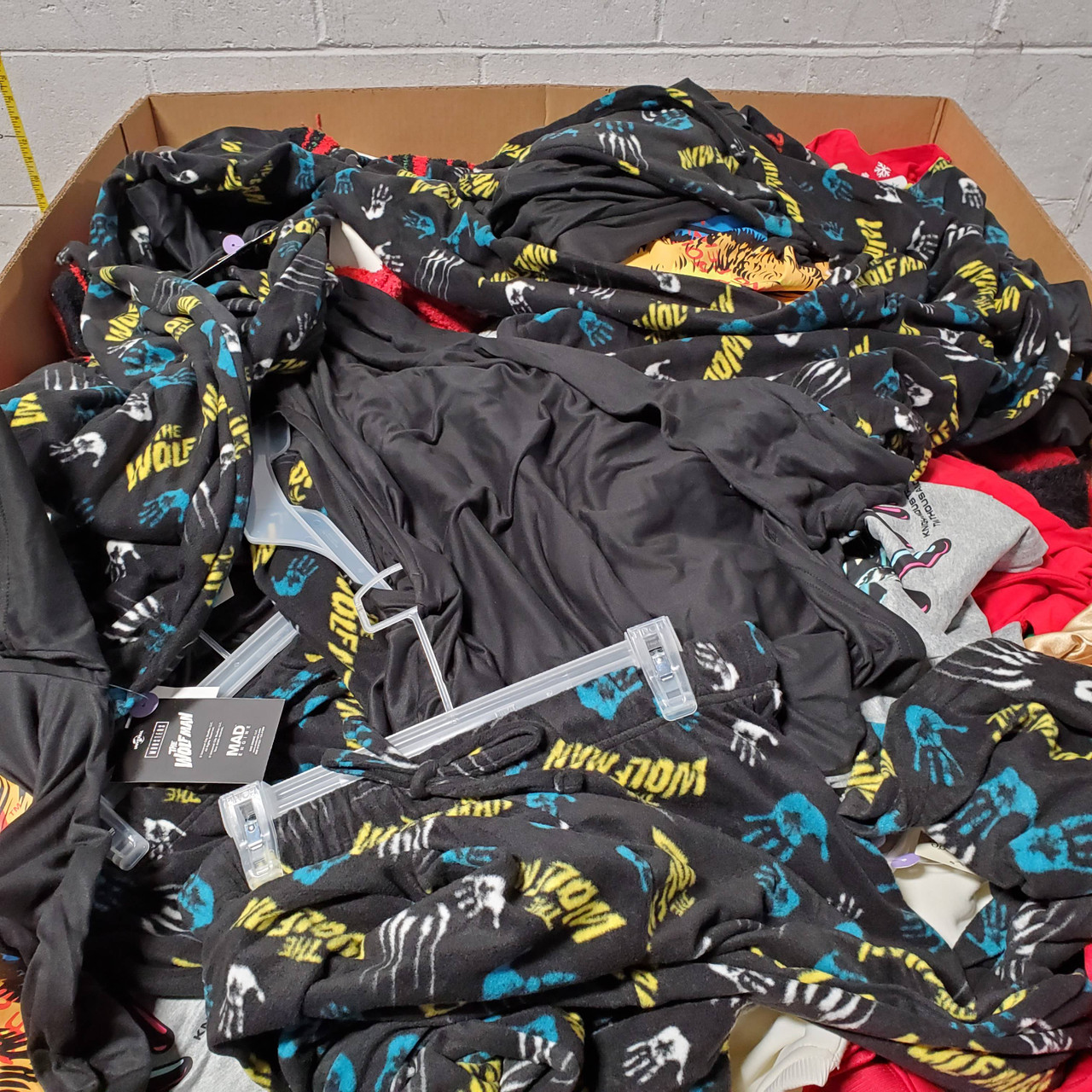 767 units of Clothing & Accessories - MSRP $9,909 - Returns (Lot # 681016)