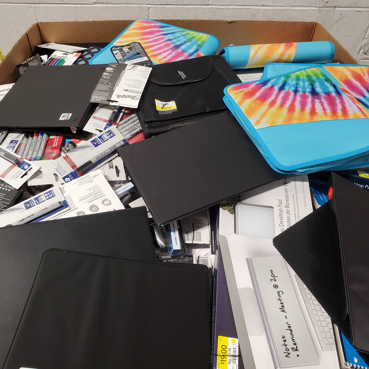 1069 units of Office & School Supplies - MSRP $4,166 - Returns (Lot # 681207)