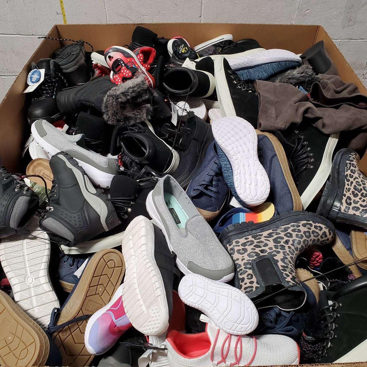 191 units of Shoes (pair) - MSRP $6,025 - Returns (Lot # 682215)