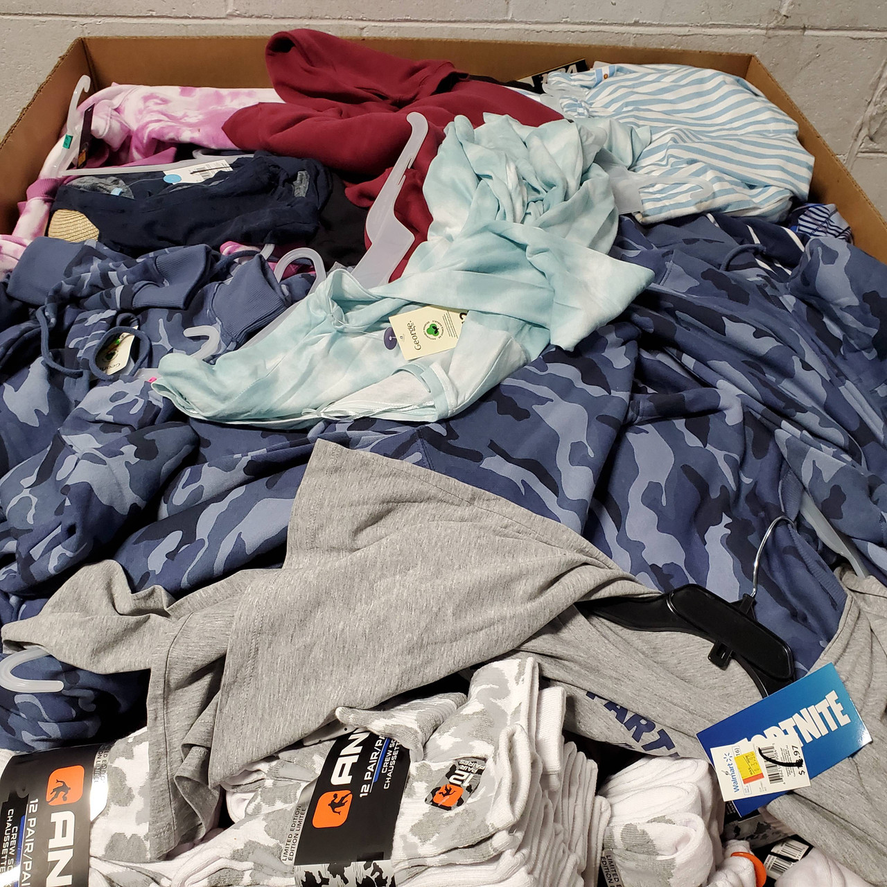 552 units of Clothing & Accessories - MSRP $8,171 - Returns (Lot # 682329)