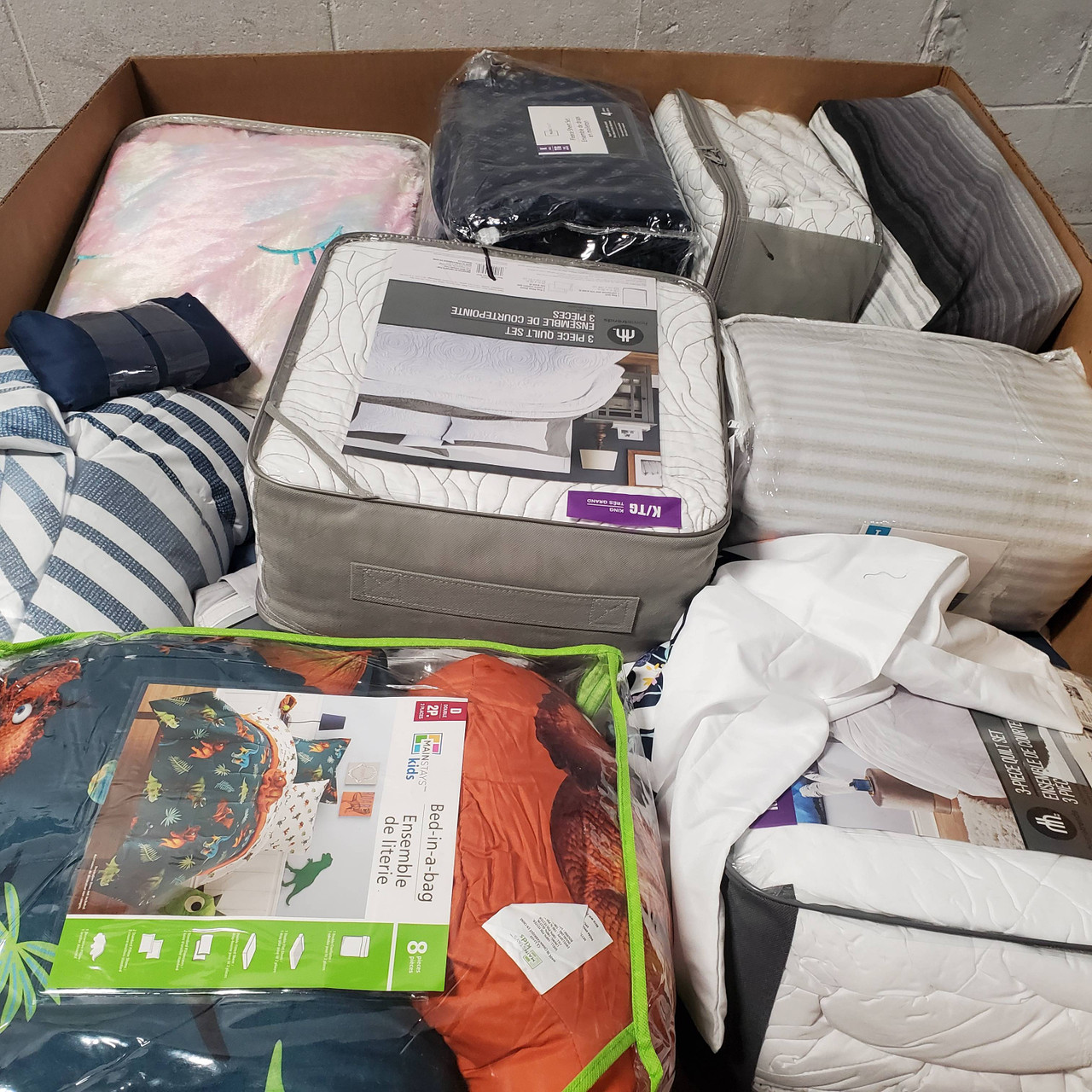 52 units of Bedding - MSRP $1,943 - Returns (Lot # 682718)