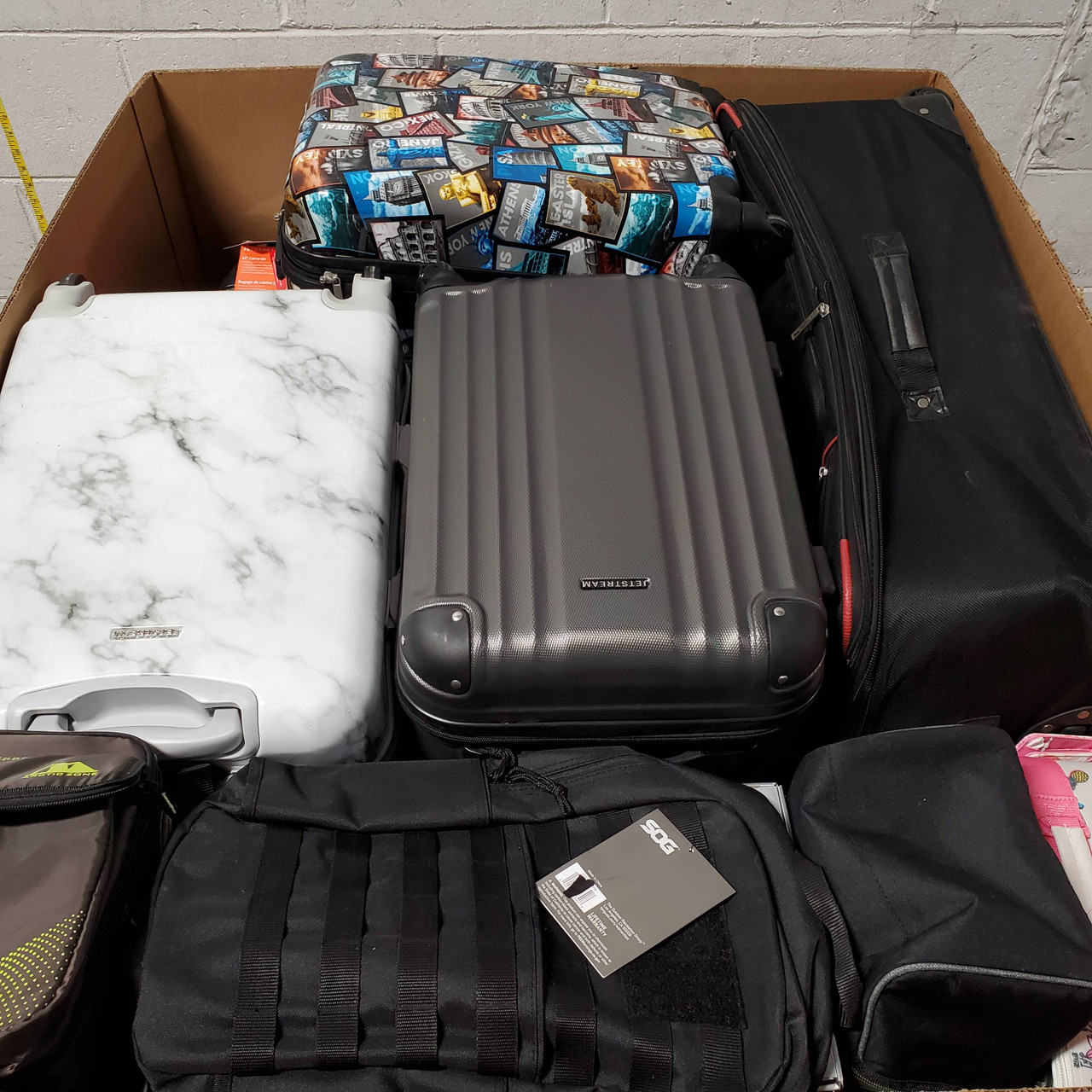 68 units of Luggages & Bags - MSRP $1,871 - Returns (Lot # 684611)