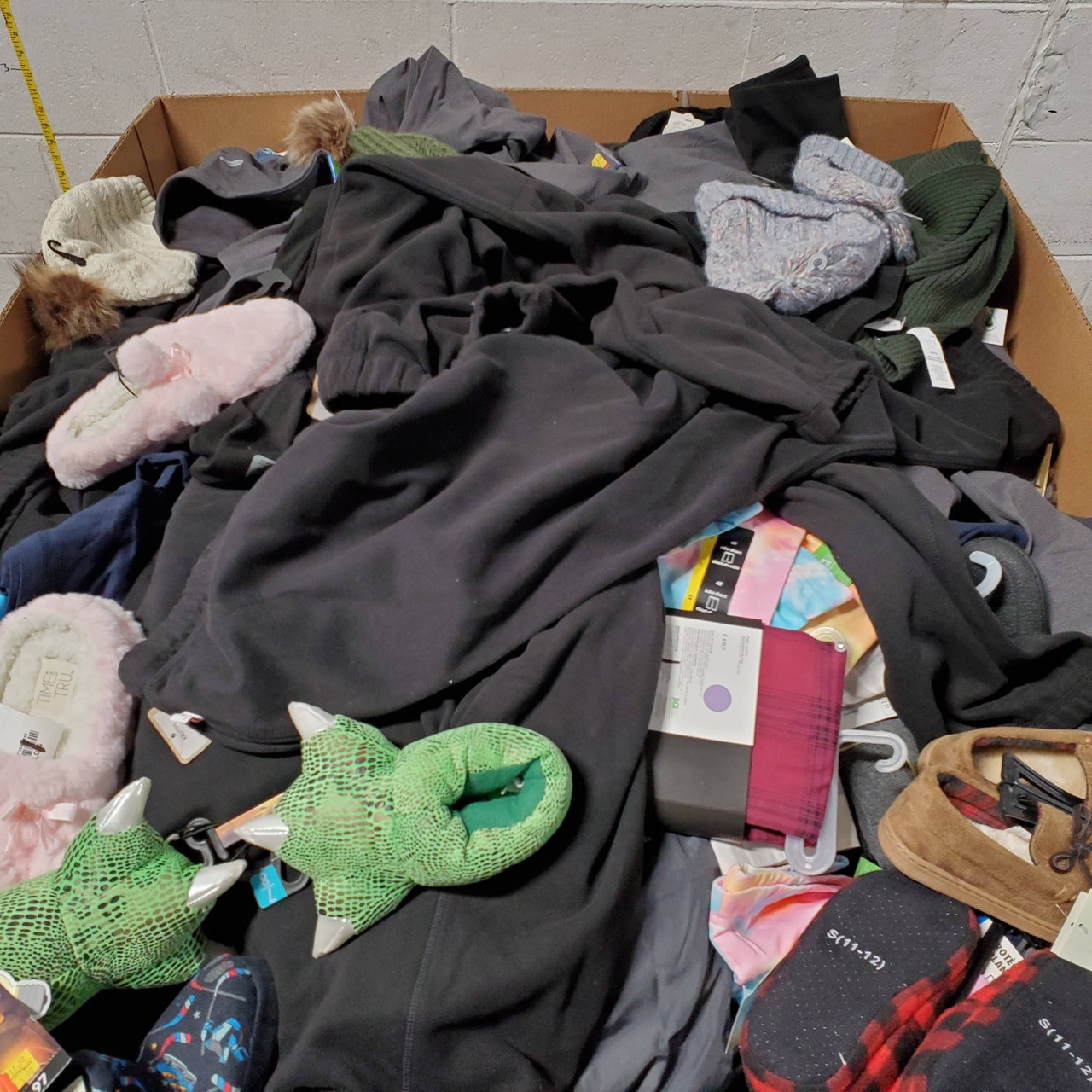 651 units of Clothing & Accessories - MSRP $9,214 - Returns (Lot # 685023)