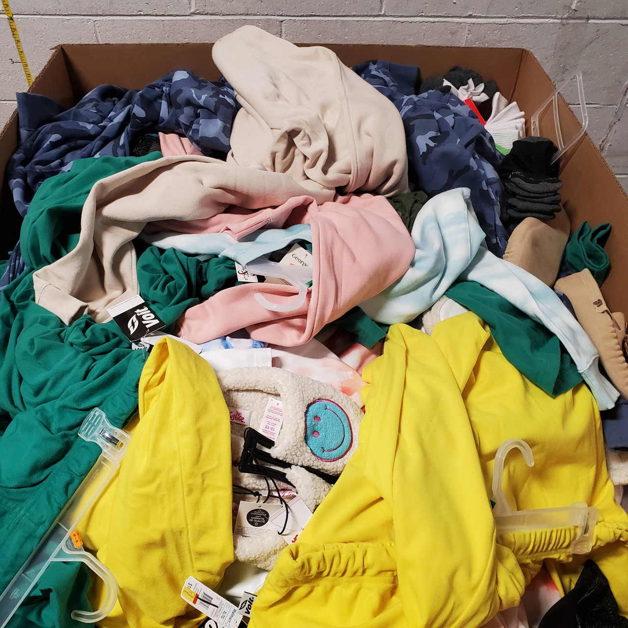 623 units of Clothing & Accessories - MSRP $8,159 - Returns (Lot # 686622)