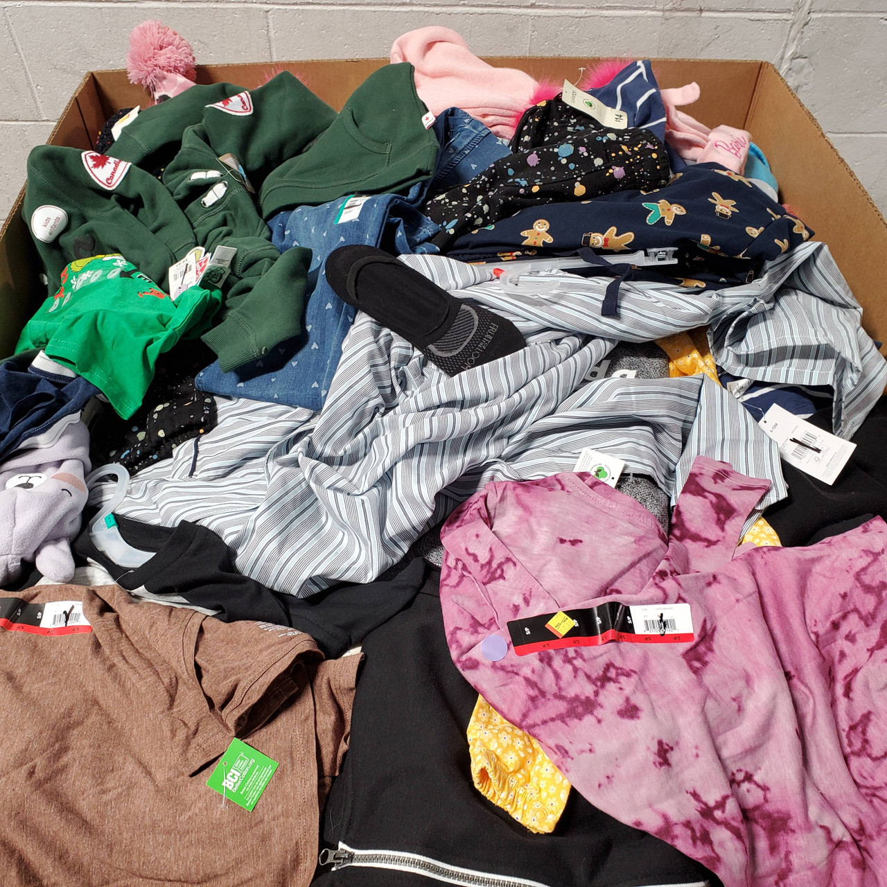 846 units of Clothing & Accessories - MSRP $10,339 - Returns (Lot # 686738)