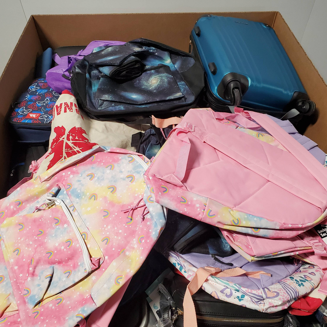 93 units of Luggages & Bags - MSRP $1,947 - Returns (Lot # 690107)