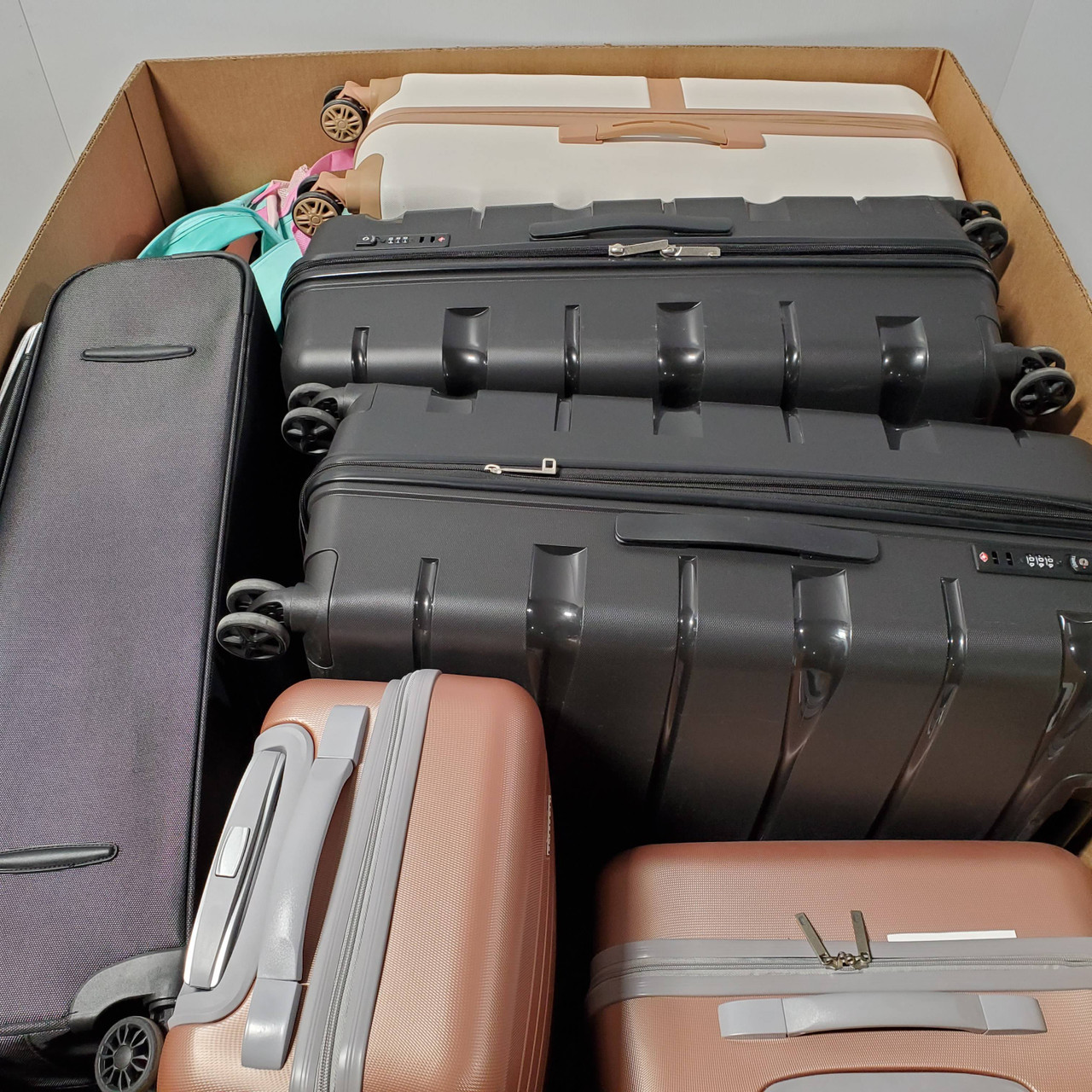 84 units of Luggages & Bags - MSRP $2,033 - Returns (Lot # 693208)