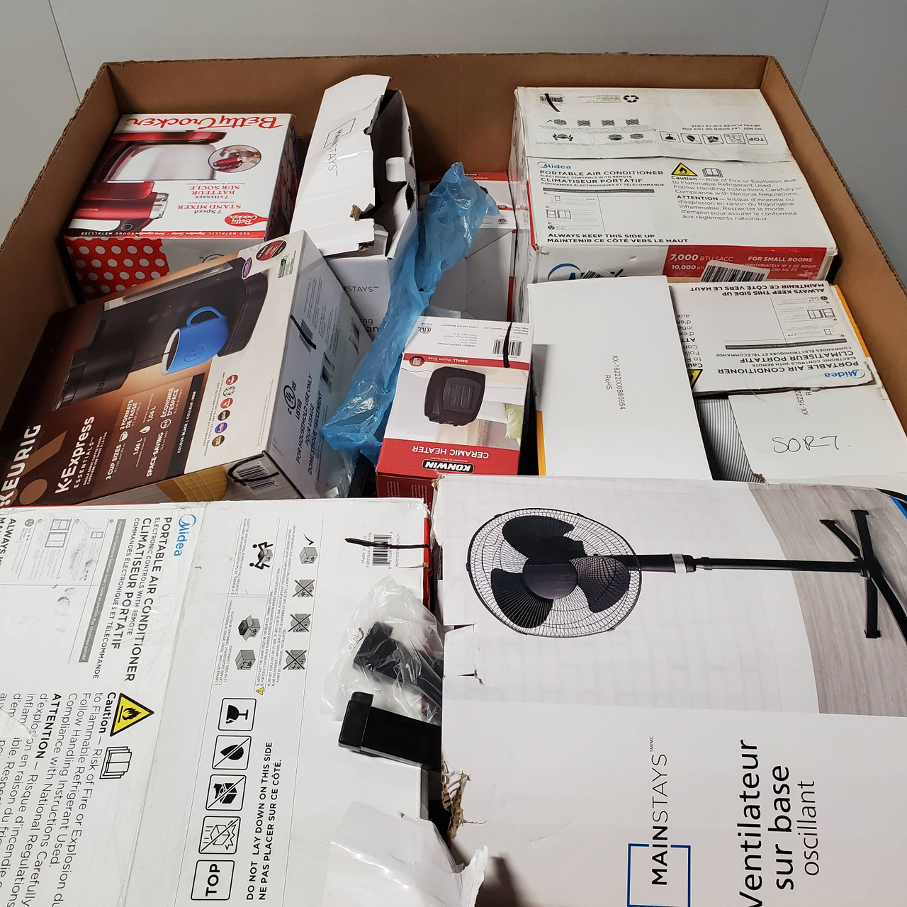 19 units of Small Appliances - MSRP $2,606 - Returns (Lot # 698432)