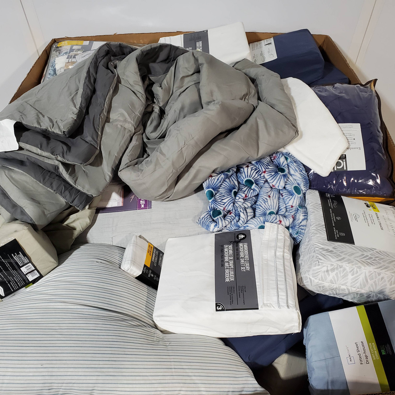 95 units of Bedding - MSRP $2,549 - Returns (Lot # 702028)