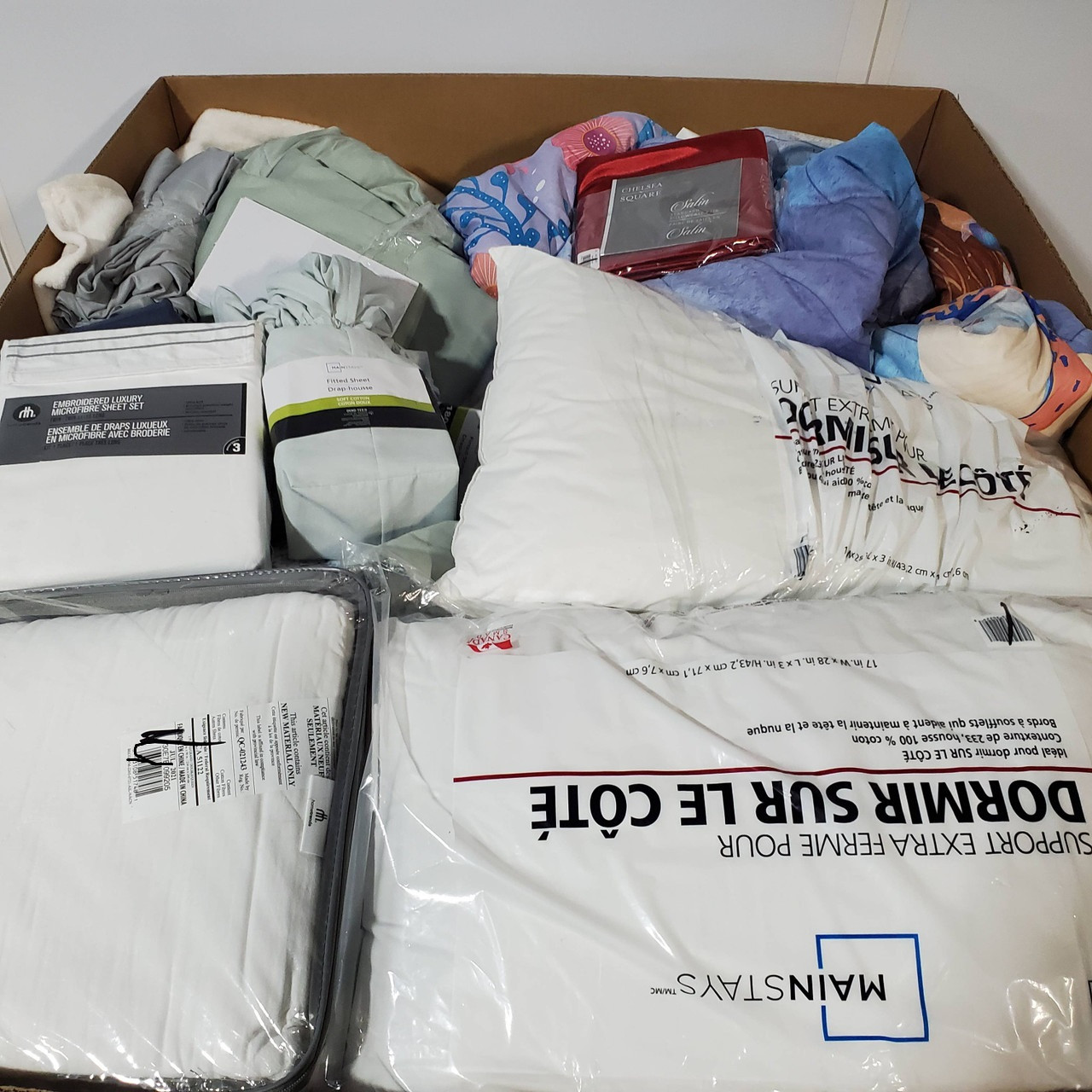 91 units of Bedding - MSRP $2,398 - Returns (Lot # 702418)