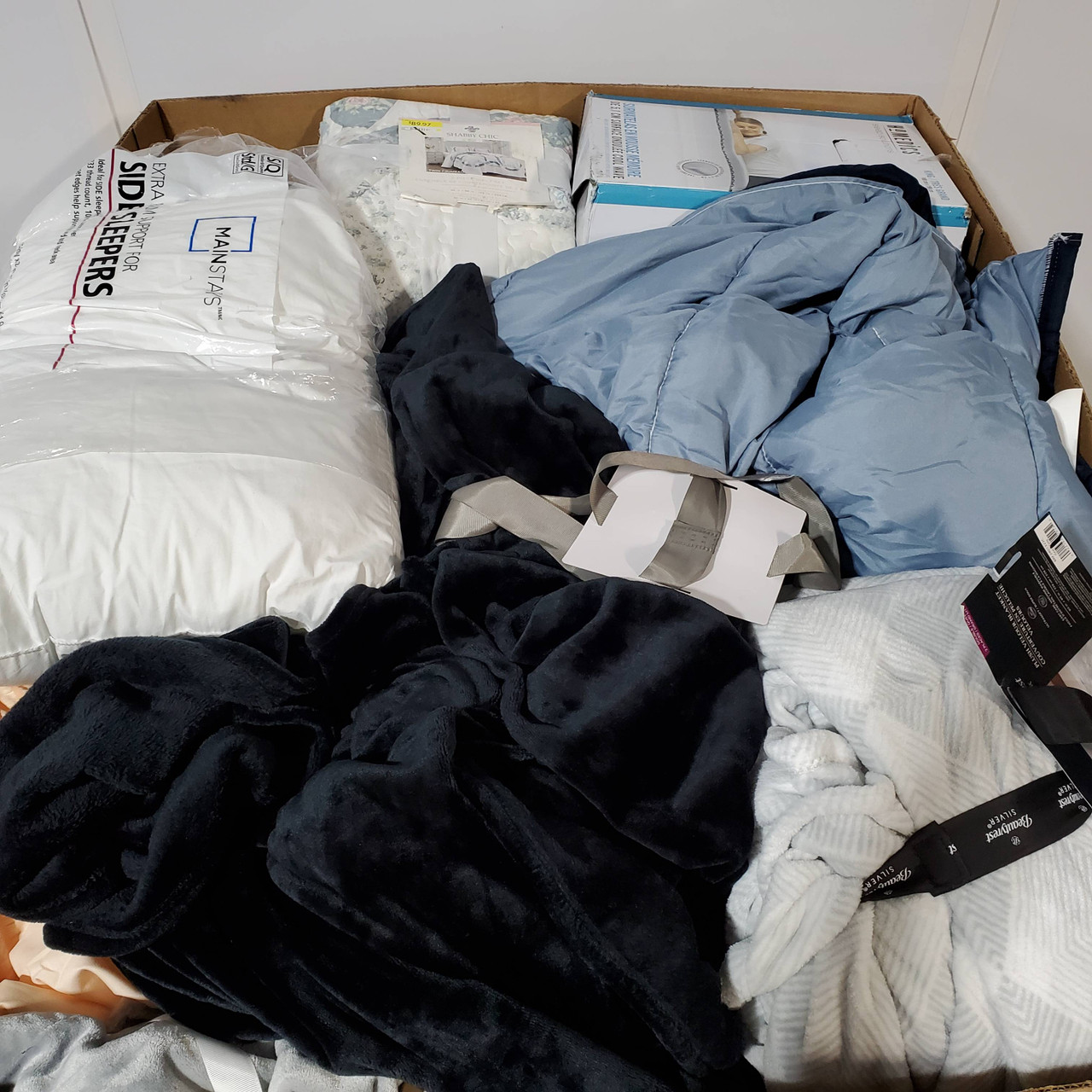85 units of Bedding - MSRP $2,890 - Returns (Lot # 702730)