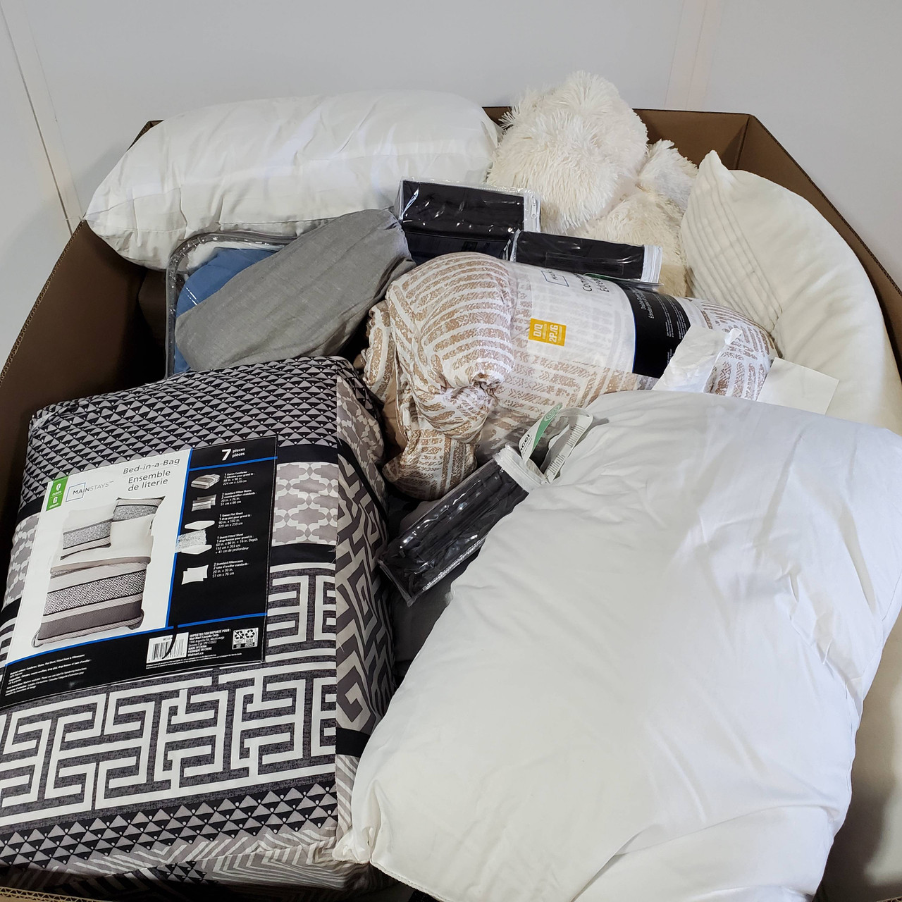 71 units of Bedding - MSRP $2,294 - Returns (Lot # 705322)