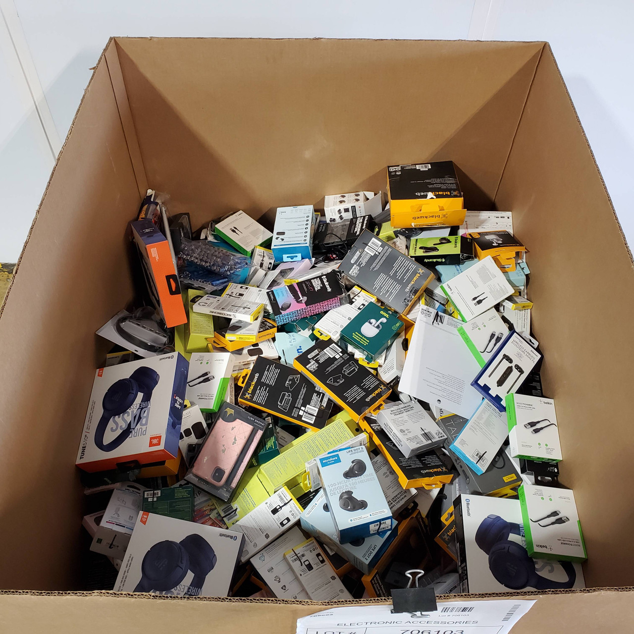 639 units of Electronic Accessories - MSRP $15,002 - Returns (Lot # 706103)