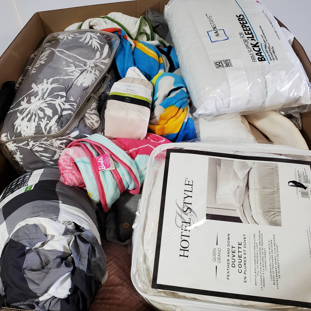 74 units of Bedding - MSRP $2,390 - Returns (Lot # 710331)