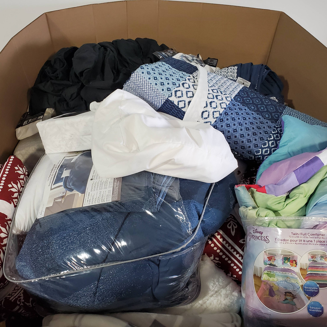 132 units of Bedding - MSRP $4,000 - Returns (Lot # 712023)