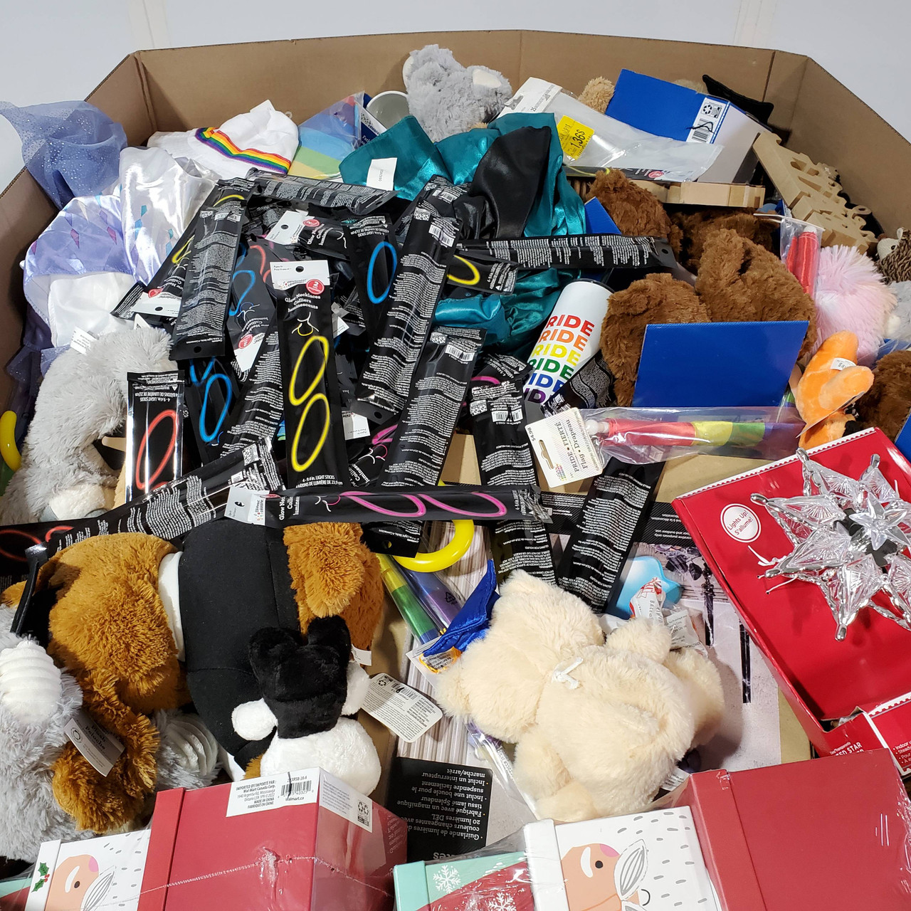 667 units of Christmas & Seasonal - MSRP $4,797 - Returns (Lot # 714505)
