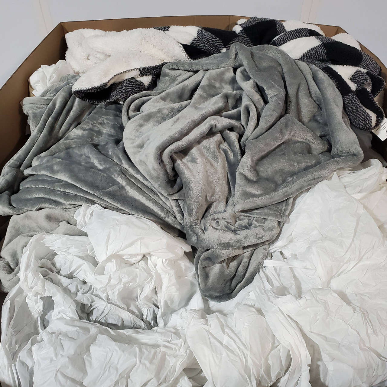 151 units of Bedding - MSRP $3,257 - Returns (Lot # 716812)