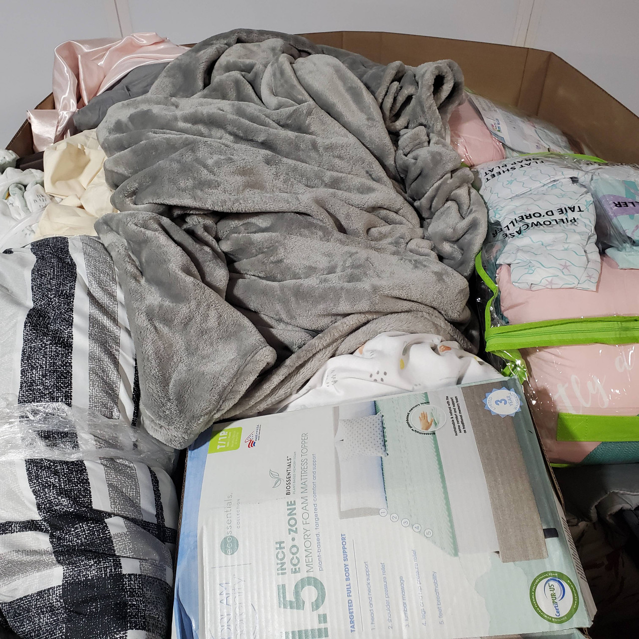 109 units of Bedding - MSRP $3,074 - Returns (Lot # 720026)