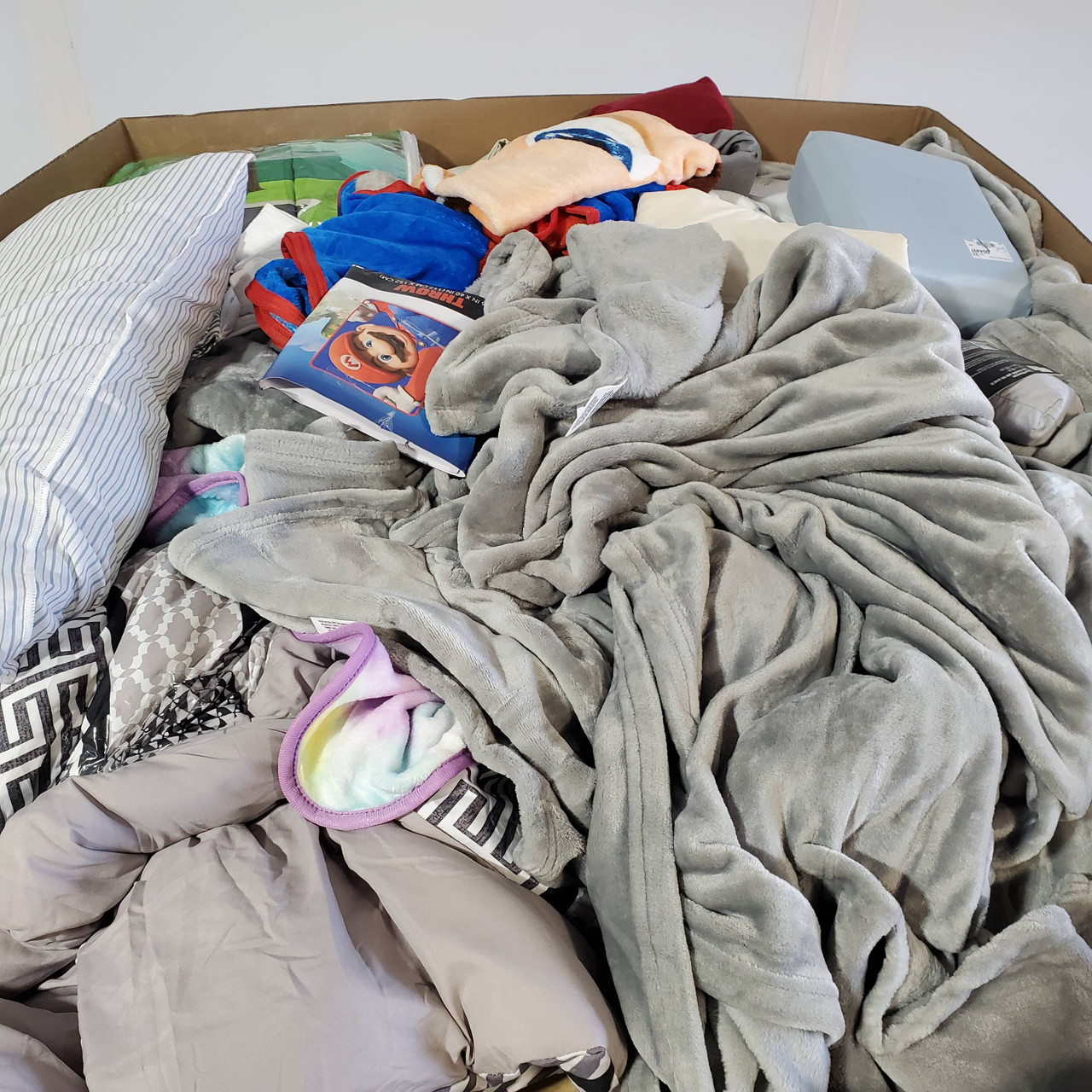 82 units of Bedding - MSRP $2,394 - Returns (Lot # 721226)