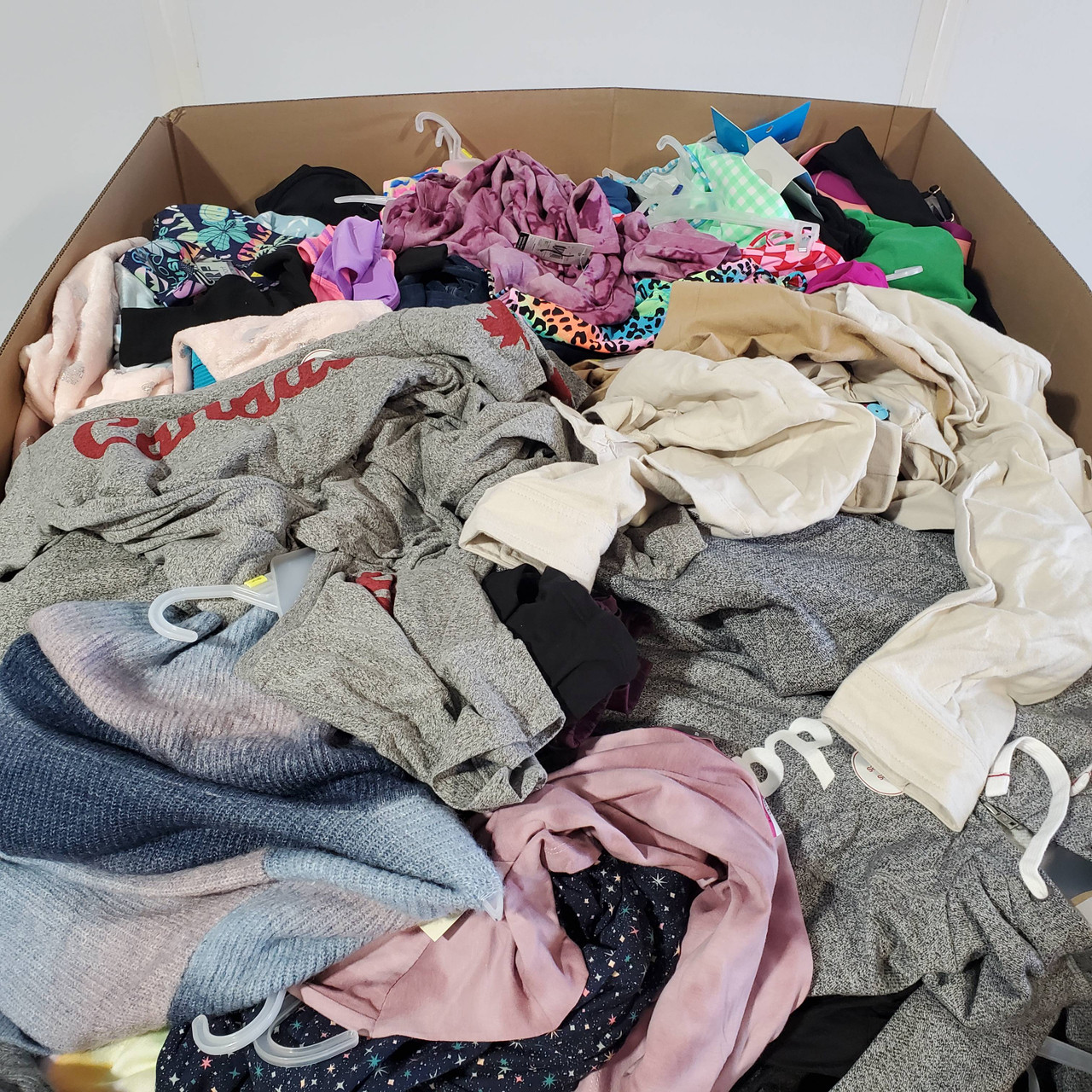 606 units of Women Clothing - MSRP $11,829 - Returns (Lot # 727918)