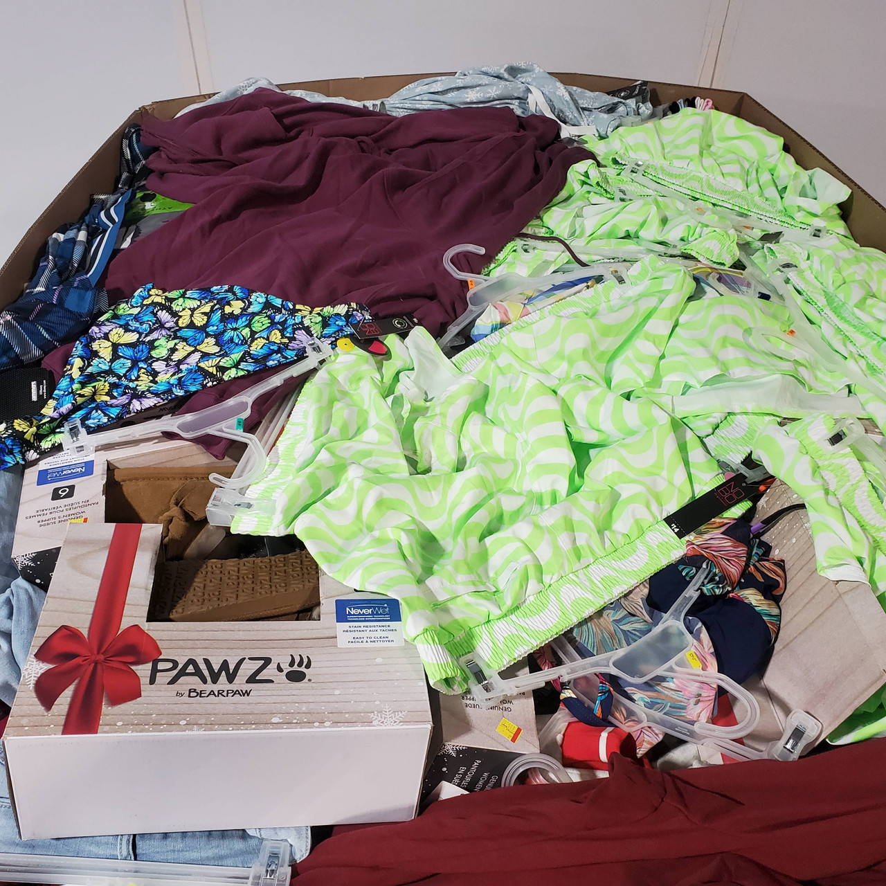 489 units of Women Clothing - MSRP $10,505 - Returns (Lot # 729314)