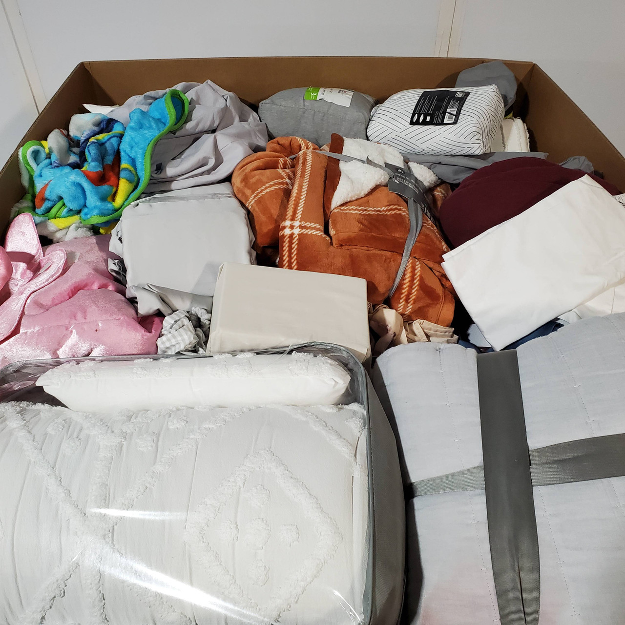 52 units of Bedding - MSRP $1,832 - Returns (Lot # 729619)