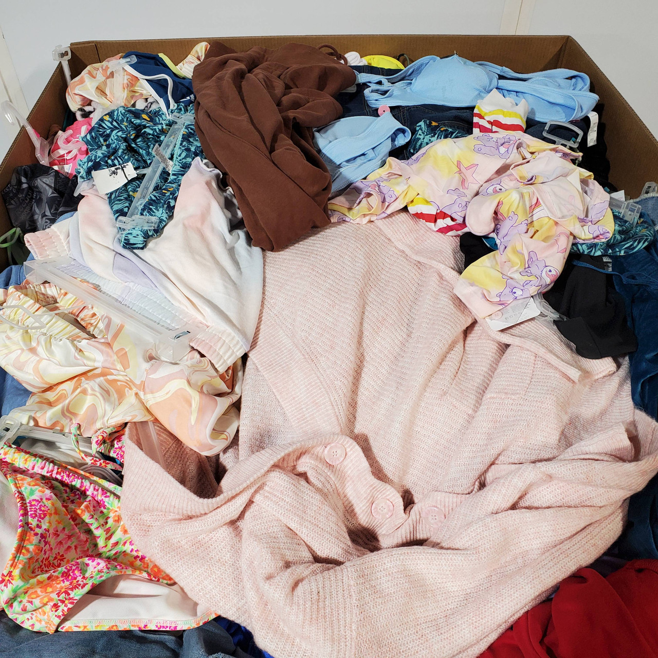 884 units of Women Clothing - MSRP $11,536 - Returns (Lot # 734020)