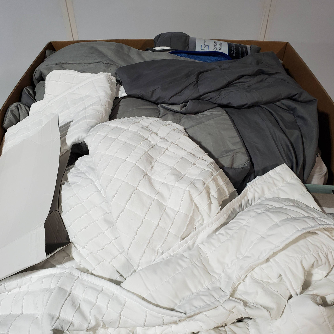 72 units of Bedding - MSRP $1,998 - Returns (Lot # 734122)