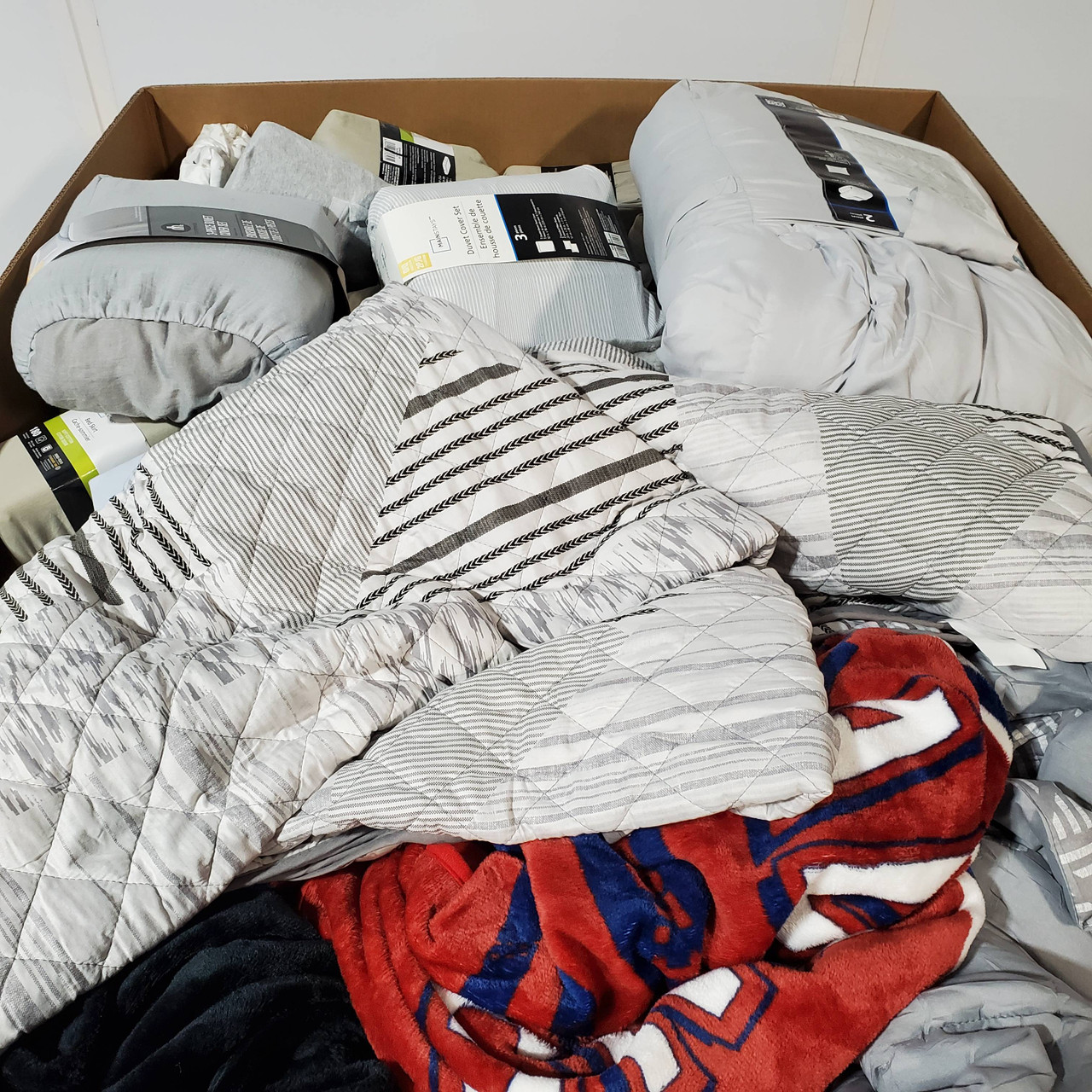 124 units of Bedding - MSRP $3,398 - Returns (Lot # 734215)