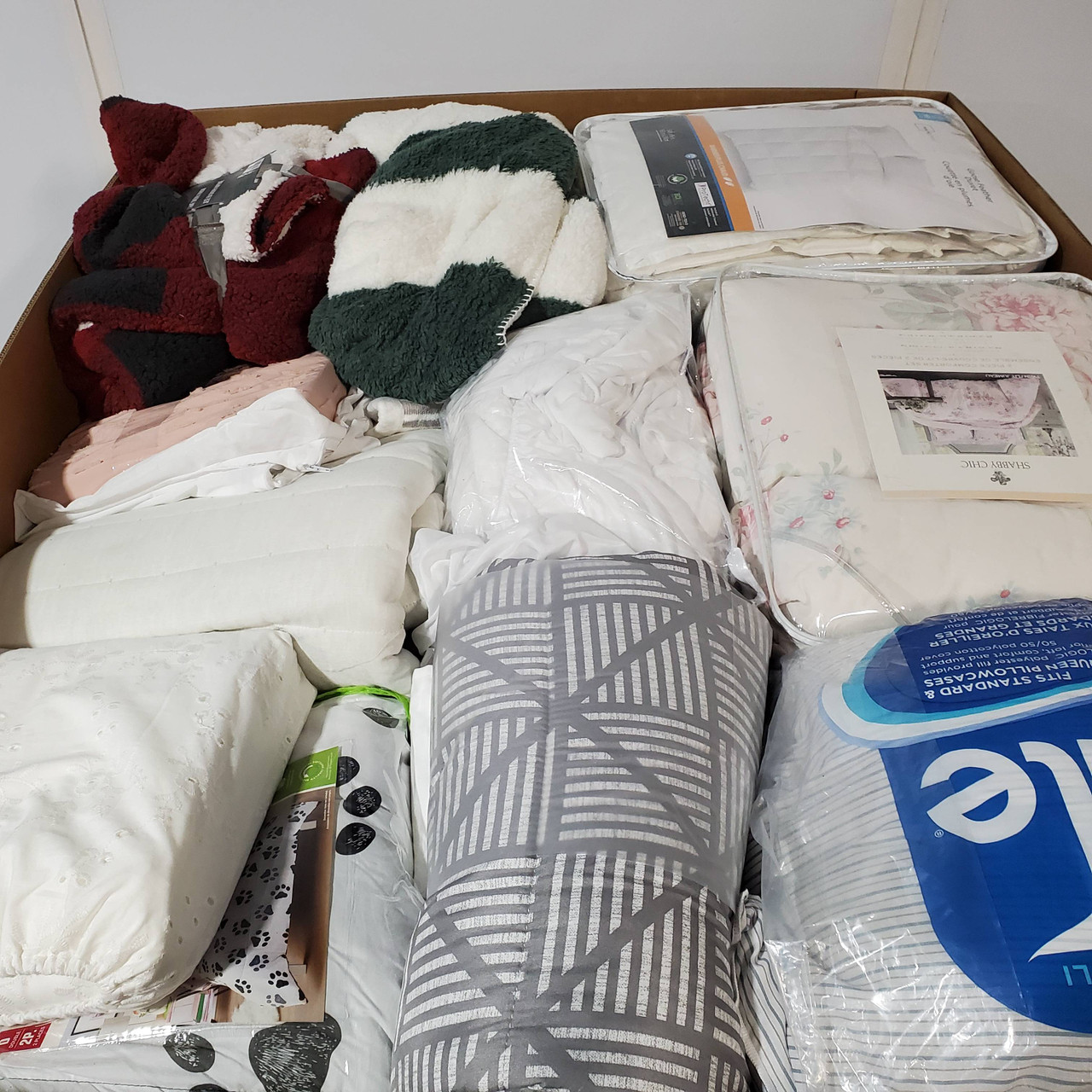 53 units of Bedding - MSRP $2,284 - Returns (Lot # 735715)