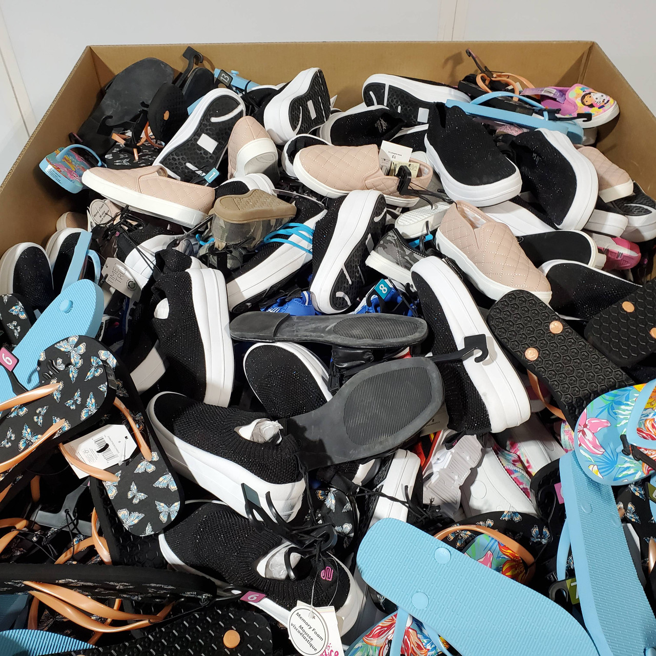 421 units of Shoes (pair) - MSRP $8,086 - Returns (Lot # 739119)