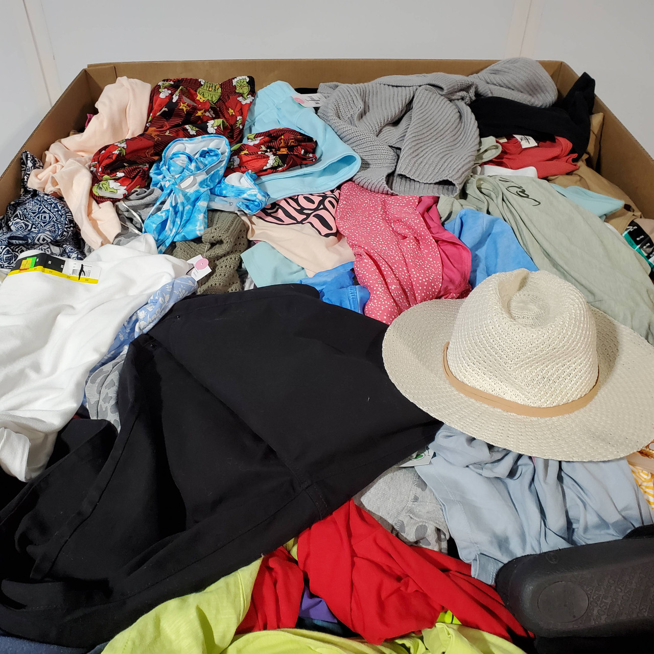 1019 units of Women Clothing - MSRP $14,233 - Returns (Lot # 740123)