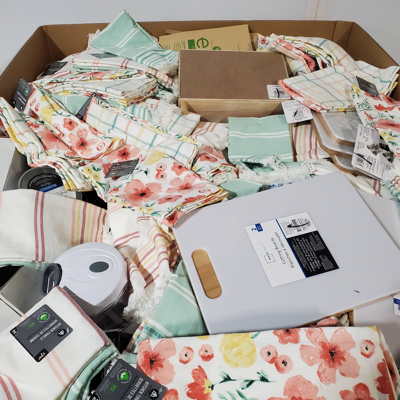 565 units of Home Products - MSRP $4,293 - Returns (Lot # 741632)