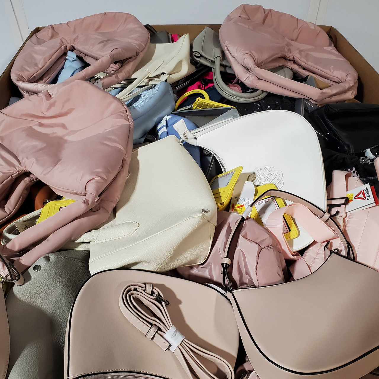 217 units of Luggages & Bags - MSRP $6,114 - Returns (Lot # 741903)