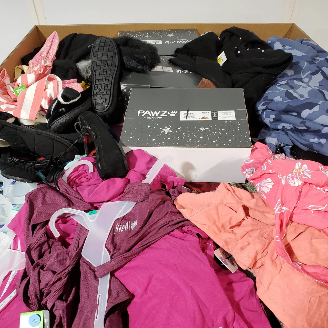 777 units of Women Clothing - MSRP $11,621 - Returns (Lot # 742125)