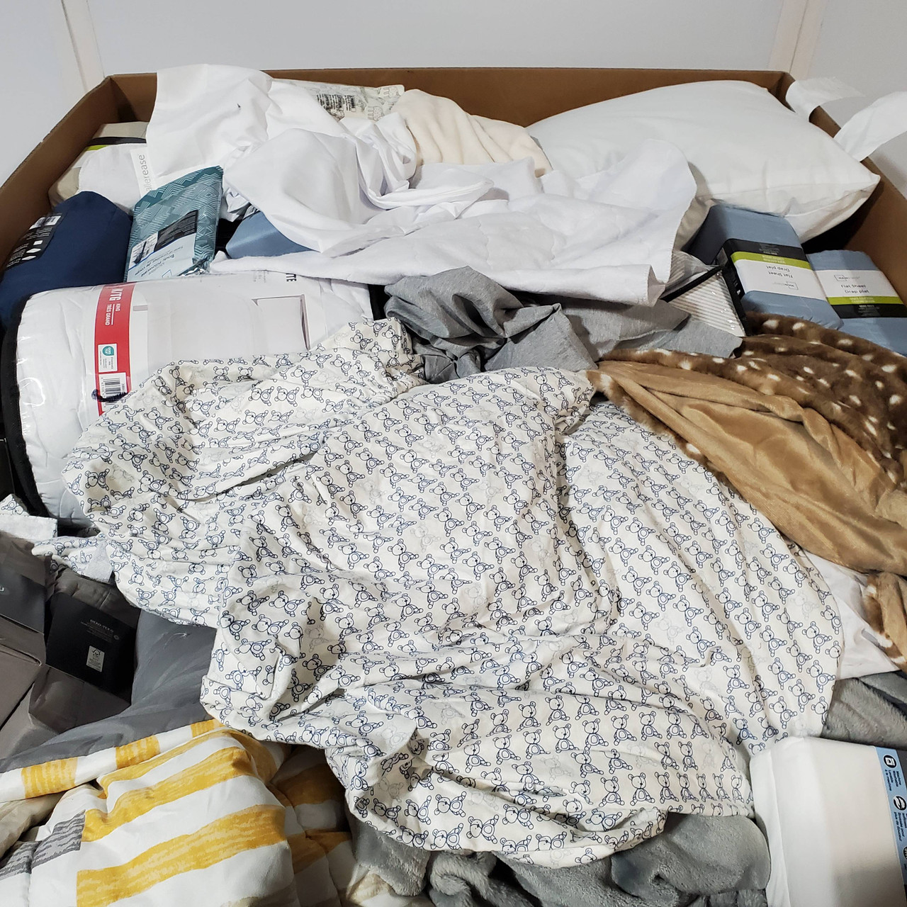 68 units of Bedding - MSRP $2,171 - Returns (Lot # 747715)