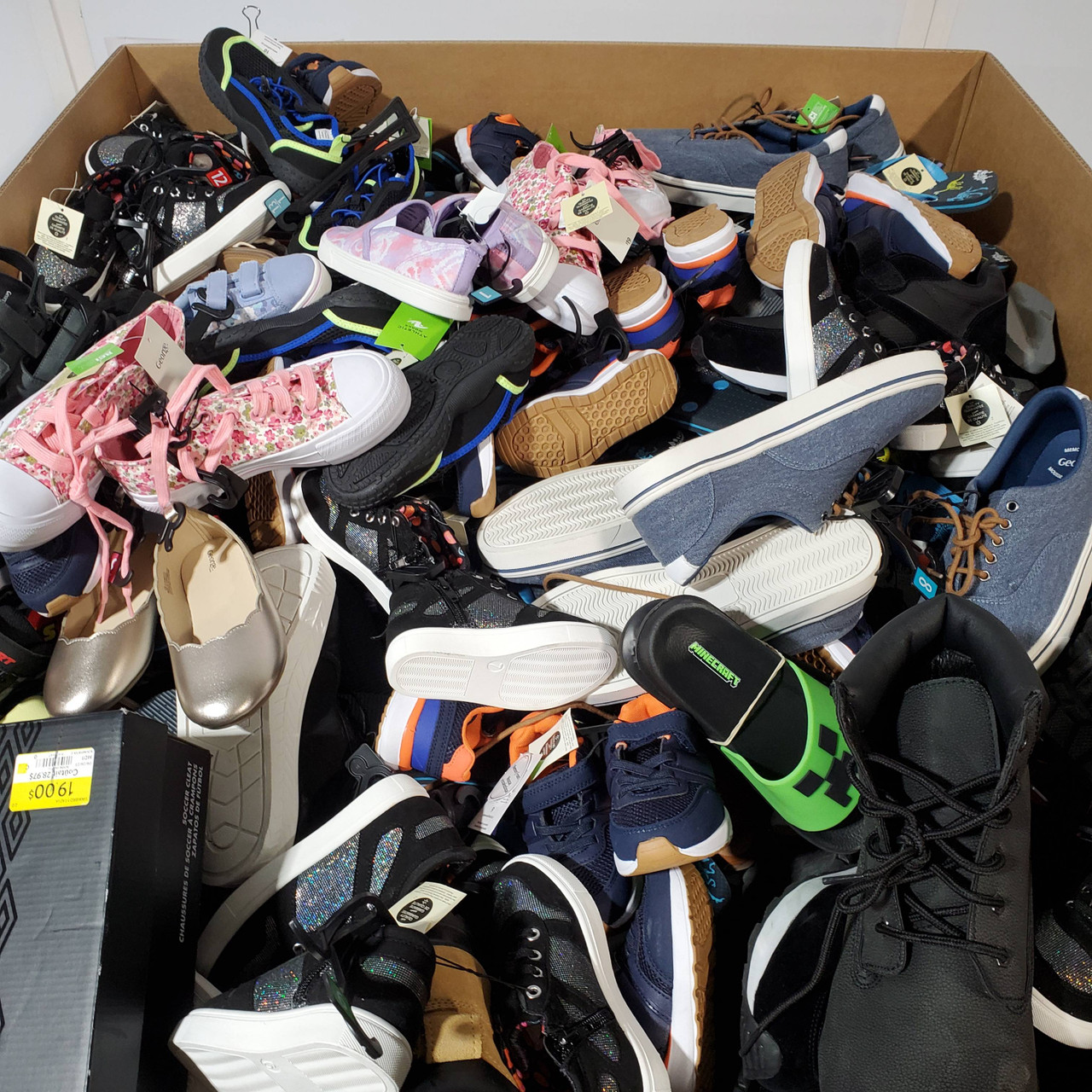 390 units of Shoes (pair) MSRP $7,143 Returns (Lot 749124