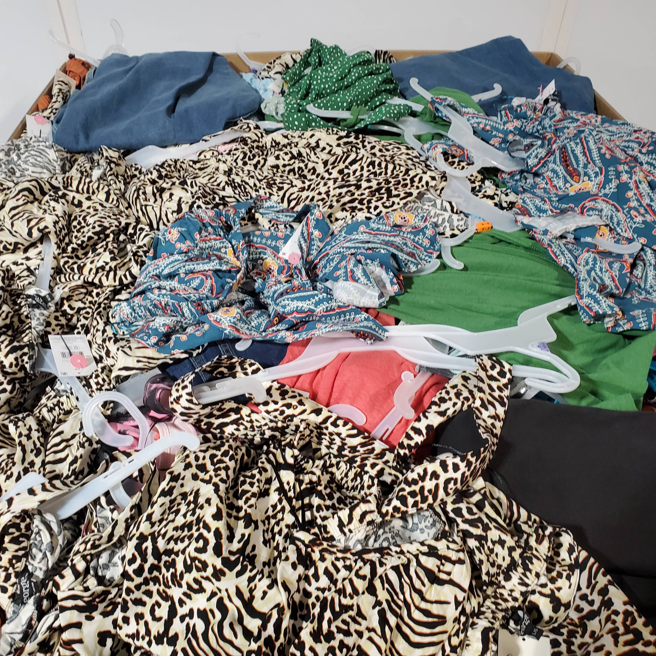 920 units of Women Clothing - MSRP $14,296 - Returns (Lot # 749127)