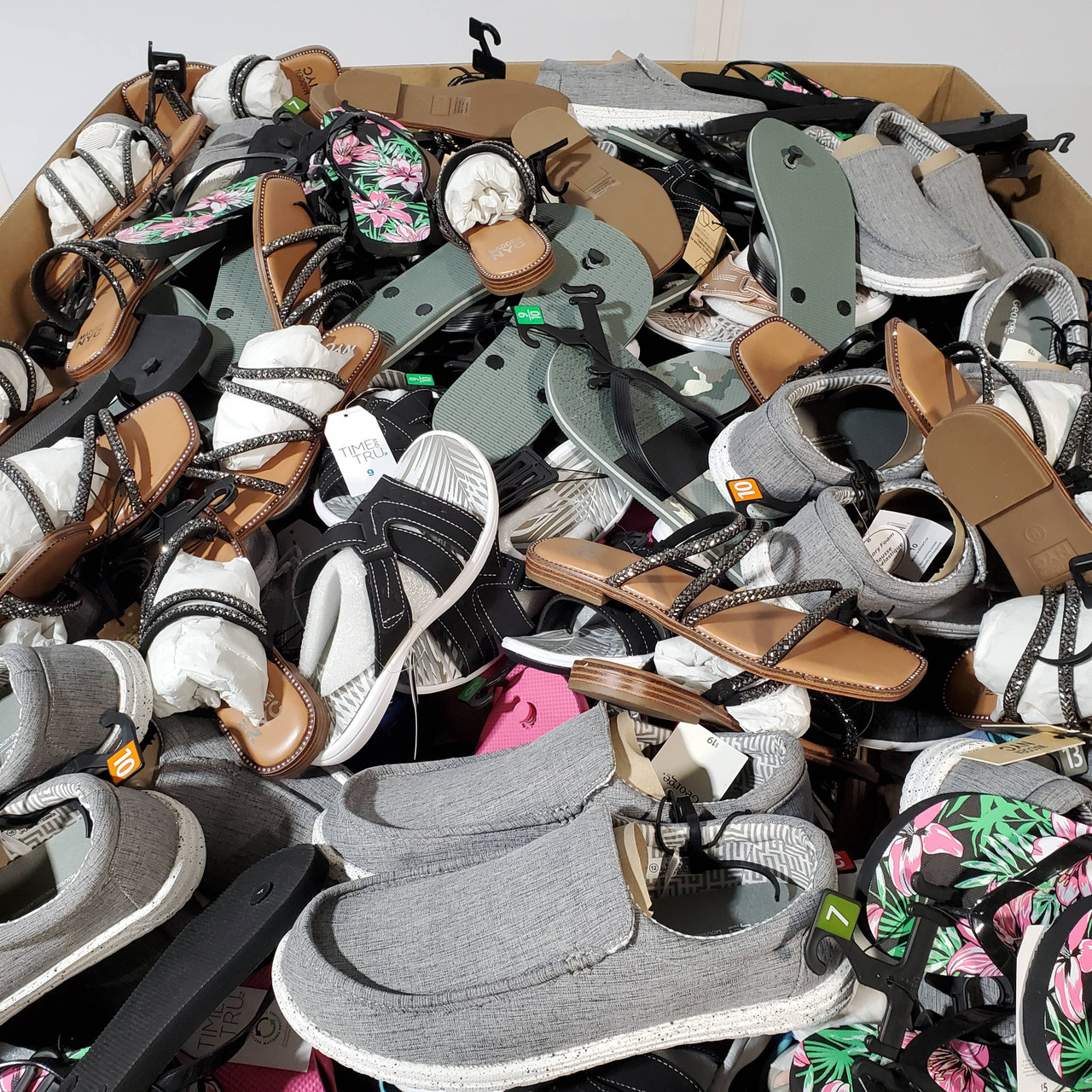 499 units of Shoes (pair) - MSRP $9,912 - Returns (Lot # 749318)