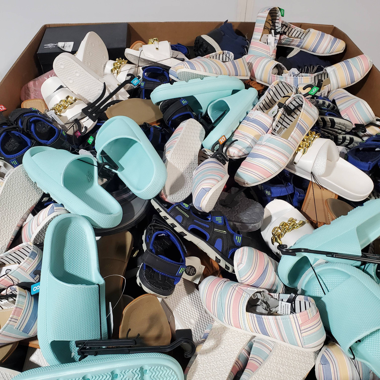 425 units of Shoes (pair) - MSRP $6,475 - Returns (Lot # 749718)