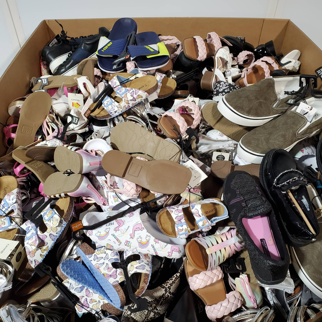 374 units of Shoes (pair) MSRP $7,603 Returns (Lot 751524