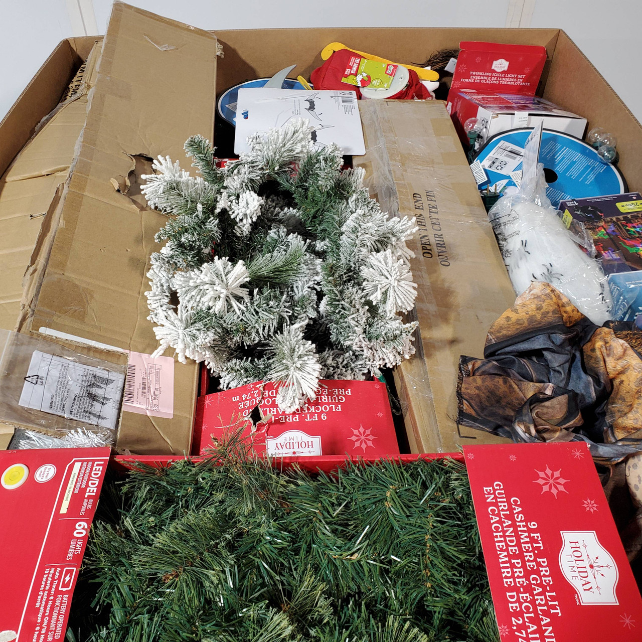 160 units of Christmas & Seasonal - MSRP $2,595 - Returns (Lot # 752531)