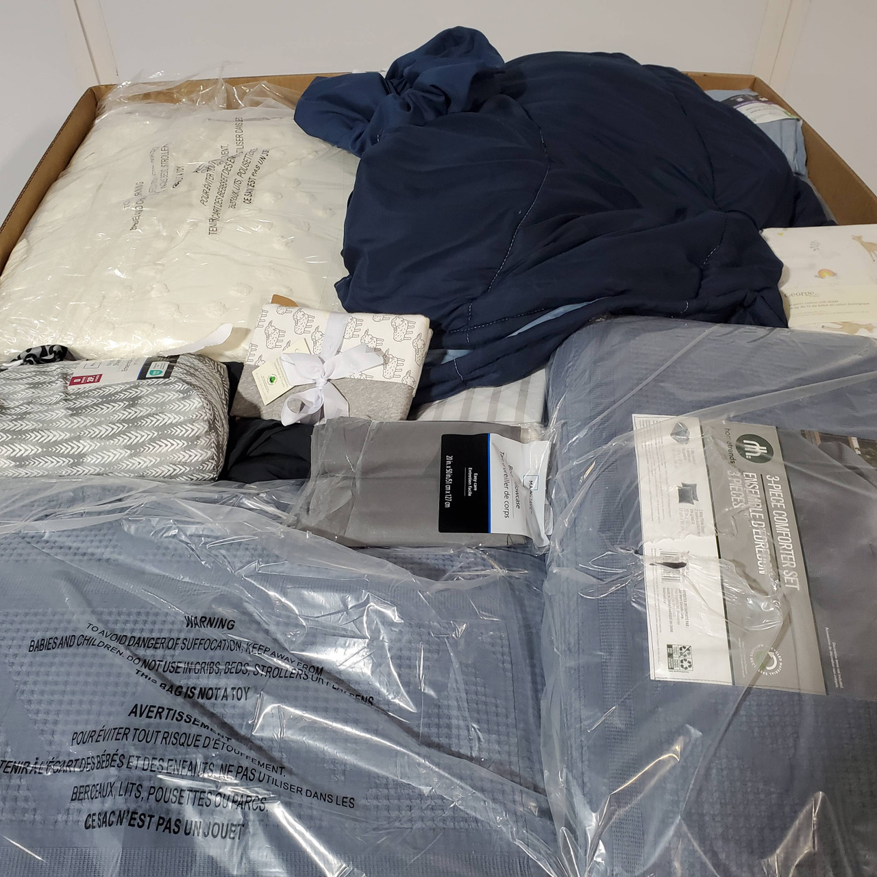 72 units of Bedding - MSRP $3,013 - Returns (Lot # 758724)