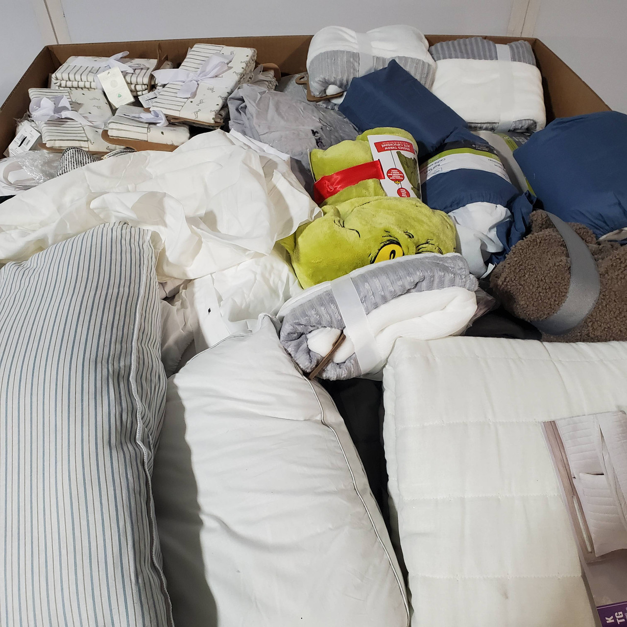 111 units of Bedding - MSRP $3,069 - Returns (Lot # 758737)