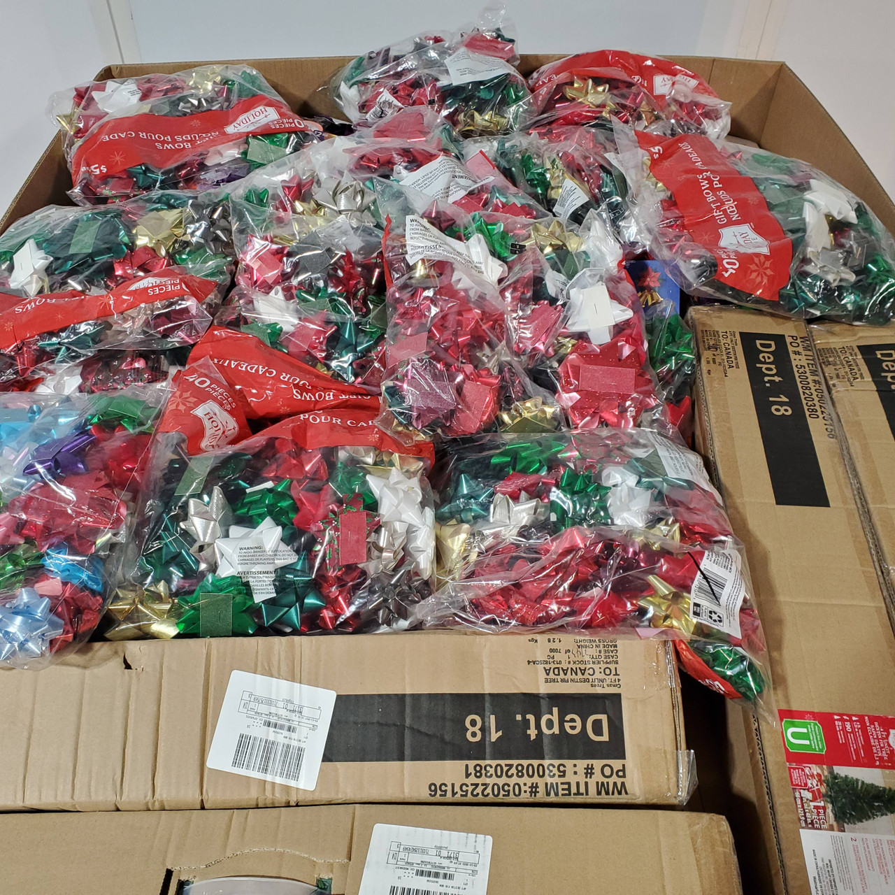 816 units of Christmas & Seasonal - MSRP $4,160 - Returns (Lot # 760125)